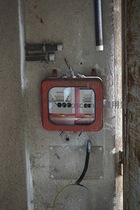 墙上老旧电箱特写细节