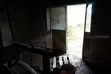 破旧车间门口透入自然光