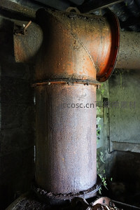 巨大锈蚀工业管道特写