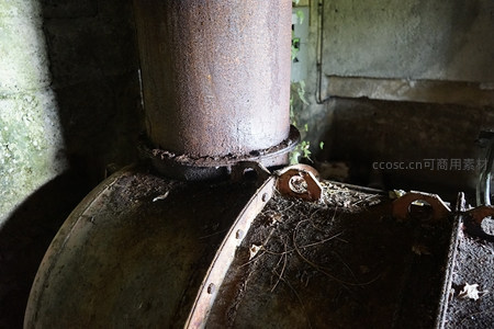 锈蚀管道底部积满落叶尘土