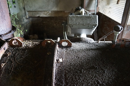 废弃工厂内布满灰尘的老旧机械特写