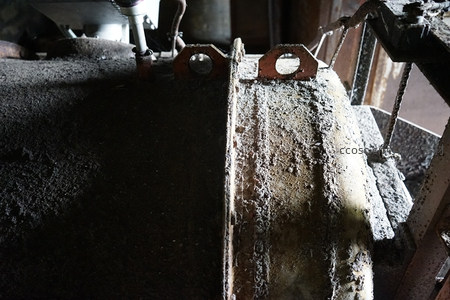 锈迹斑斑的金属构件与粉尘堆积细节