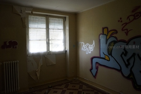 废弃房间内墙上的涂鸦艺术与破败景象