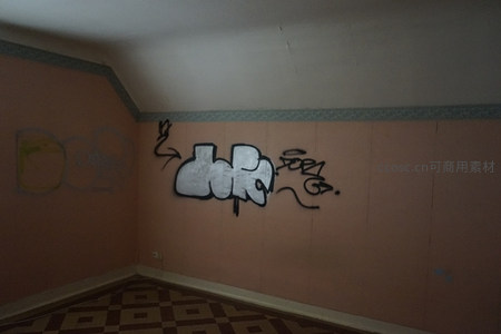 粉色墙角的黑白涂鸦与复古墙纸边饰