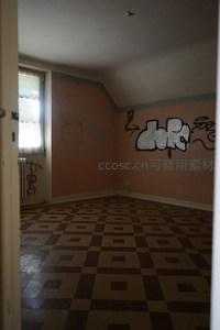 从门缝窥见的废弃房间全貌与涂鸦墙
