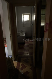 废弃浴室的幽暗角落与斑驳光影