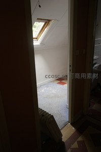 阁楼天窗洒下光束照亮空房间