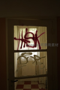 涂鸦玻璃门后是被遗忘的房间