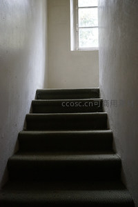 幽暗楼梯间，窗外透入微光