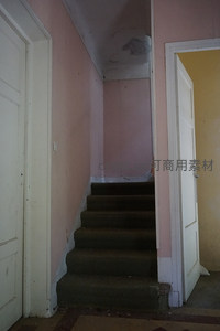 粉色墙角的旧式楼梯通道