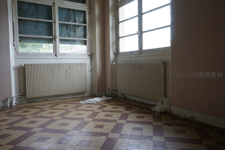 废弃房间角落，旧暖气片与斑驳地砖