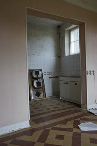 破败厨房一瞥，瓷砖脱落水槽倾倒