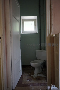 狭小卫生间内，马桶孤寂窗下