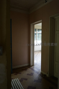 幽暗走廊尽头，光亮房间引人遐想