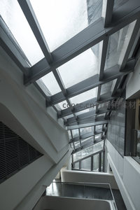 现代建筑天窗结构光影交错