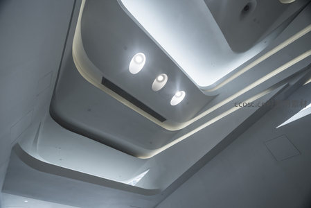 极简主义天花板灯光设计