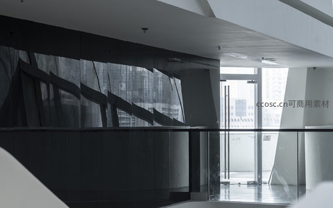 黑白现代走廊玻璃幕墙倒影