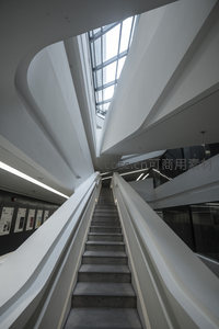 现代建筑内部楼梯与天窗设计