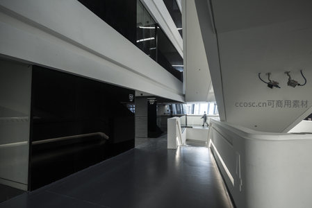 黑白对比的现代建筑走廊