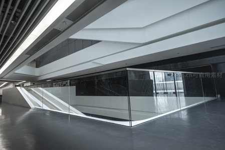 玻璃围栏与阶梯构成的现代空间