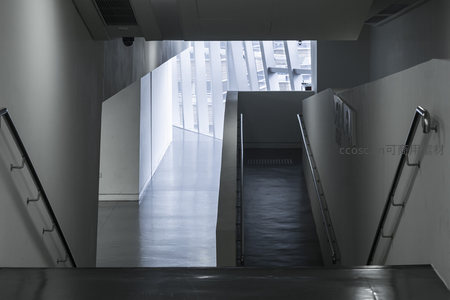 从楼梯俯瞰现代建筑内部通道