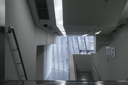 楼梯间通向明亮窗户的现代设计