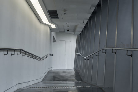 现代建筑内部的简约走廊与金属扶手