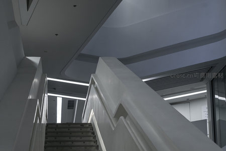 仰拍视角下的现代楼梯与流线型天花板