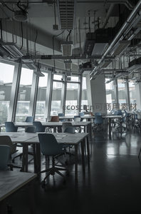 开放式办公室内景与落地窗采光设计