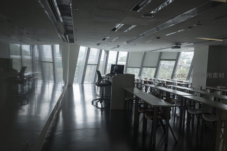 空旷办公区的长桌与单人工作位