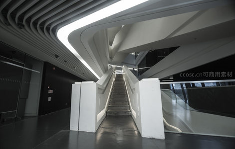 未来感十足的弧形灯带楼梯间设计