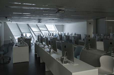 现代科技办公室内景，整齐排列的苹果电脑工作站