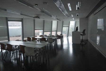 简约风格会议室，长条桌椅与落地窗构成宁静空间