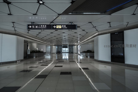 机场通道指引清晰，现代设计与功能导向完美结合