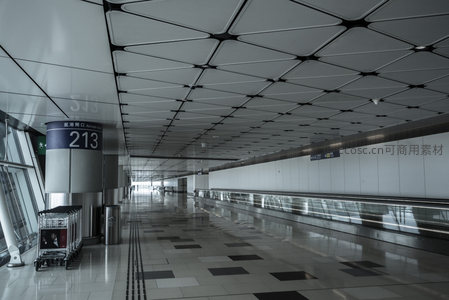 213登机口旁的静谧长廊