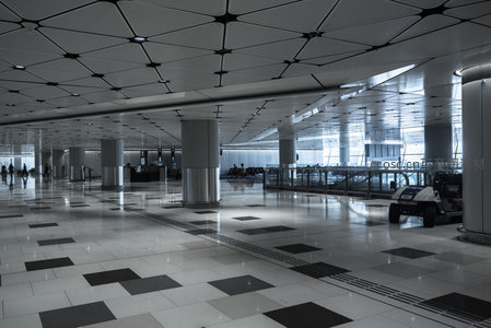 机场大厅内光影交错的工业美学