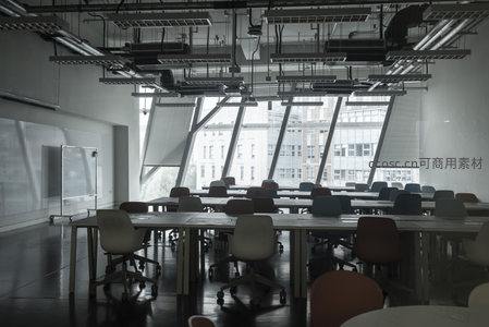 现代教室内的长桌与彩色座椅