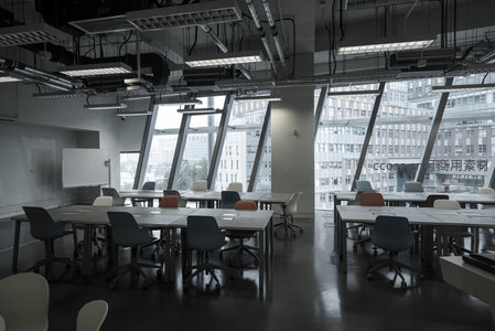 空旷教室中的几何光影结构