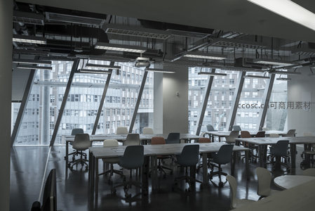 高挑空间内整齐排列的课桌椅