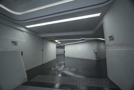 未来感走廊中的V322标识