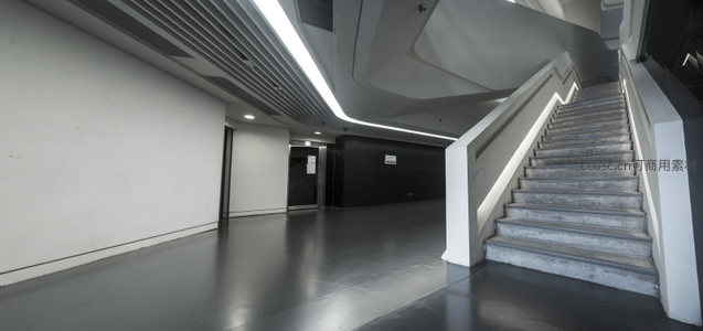 极简风格楼梯间与光影交错