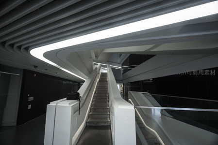 未来感楼梯与流线型天花板