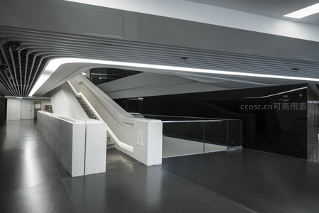 几何线条与玻璃护栏的现代空间