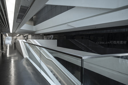 多层挑高空间中的楼梯与栏杆