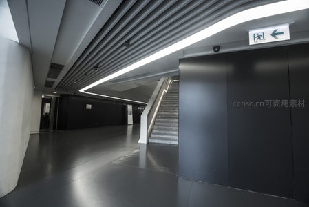 现代建筑内部楼梯与光影设计