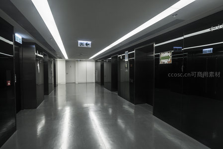 电梯厅镜面反射与光带走廊