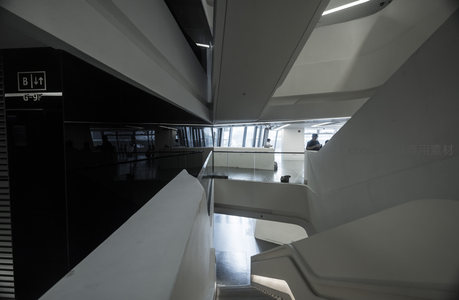 多层挑高空间中的白色楼梯结构