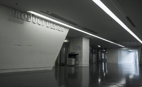 现代产品设计走廊，简约工业风空间