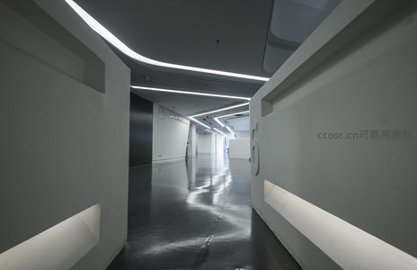 光影交错的现代办公通道，数字标识醒目