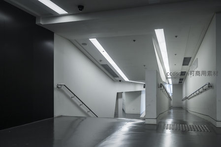 黑白分明的楼梯间通道，简约实用设计